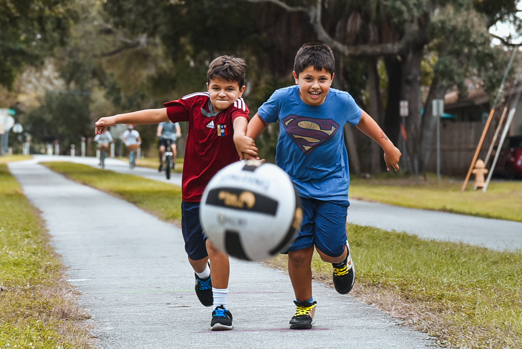 Caterpy Kids Chasing ball